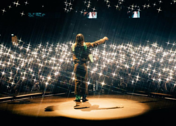 Self acclaimed Africa Giant, Burna Boy, 'Odogwu' has shattered another record as he becomes the first artiste in Africa to sellout Ziggo Dome 17,000 capacity in Amsterdam, Netherlands.